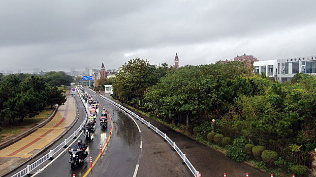 山東省日照市,150多名炫酷機車手冒雨騎游