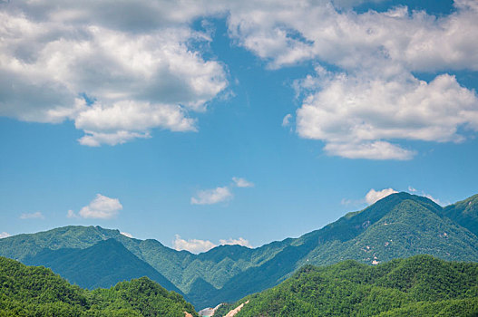 晴朗天气有云朵的山地环境