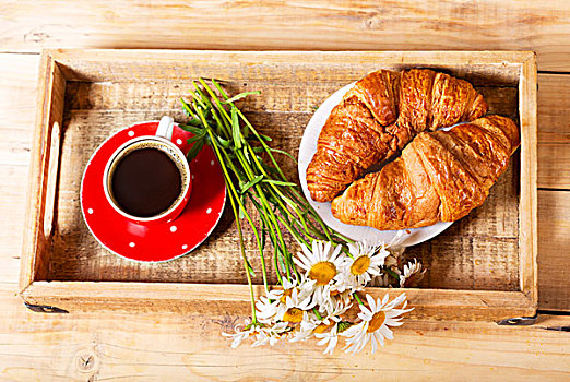 早餐托盘,牛角面包,咖啡杯,雏菊,花,木桌子