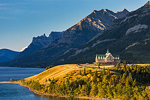 威尔士王子酒店,山顶,日出,远眺,湖,山,背景,蓝天,沃特顿,艾伯塔省,加拿大