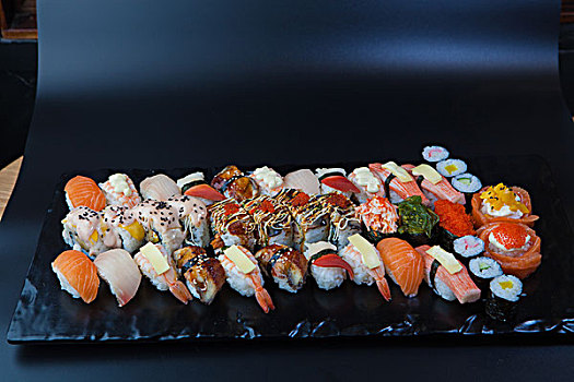 日本寿司拼盘