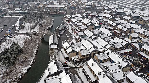 航拍大雪中的旅游小镇,犹如闯入童话世界