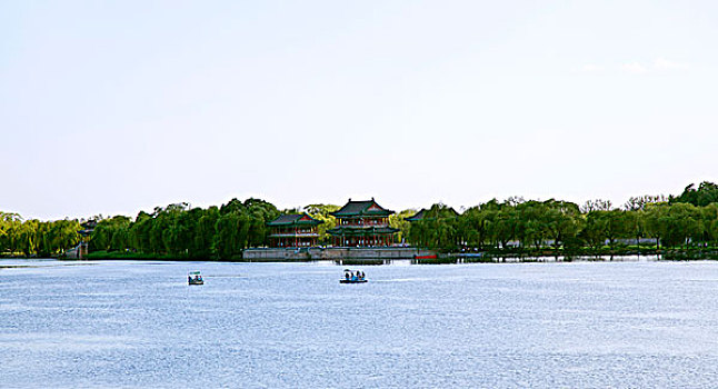 颐和园的昆明湖上游船点点和远处的景明楼