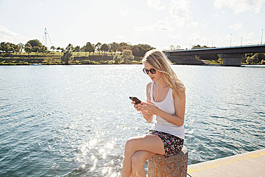 美女,坐,河边,发短信,智能手机,多瑙河,岛屿,维也纳,奥地利