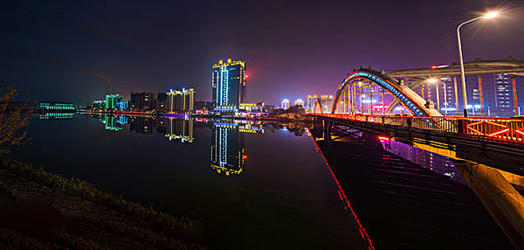 全景,建筑群,高楼,河,灯,夜景,夕阳,倒影,云霞,乌云,城市夜景,草,剪影,风光,水面,奇景