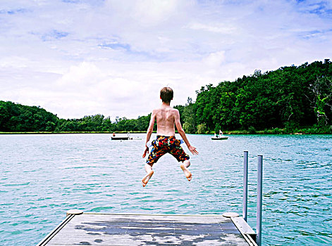 后视图,男孩,穿,泳裤,跳跃,湖,西南,法国