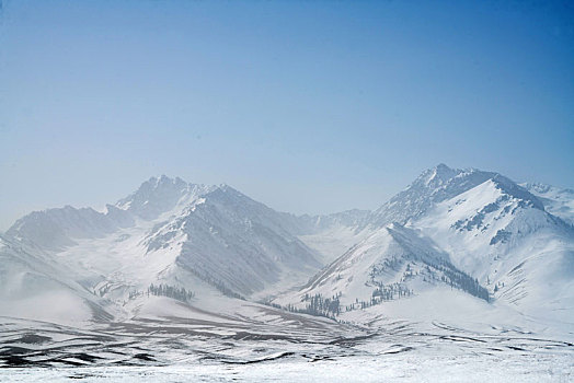 冬季草原雪山