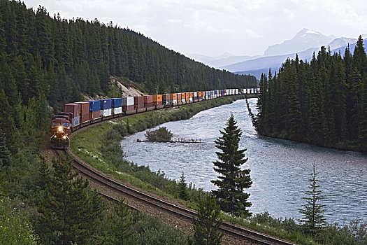 货运列车,落基山脉,弓河,弓形谷,靠近,路易斯湖,班芙国家公园,艾伯塔省,加拿大