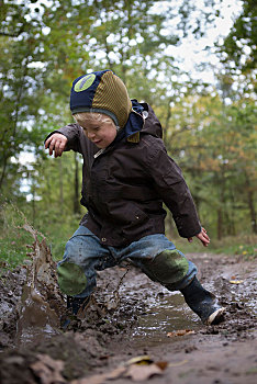 小男孩,跳跃,喜悦,泥,秋季漫步,勃兰登堡,德国,欧洲