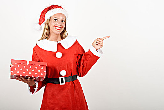金发女郎,圣诞老人,衣服,微笑,礼盒,美女,蓝眼睛,指向,右边,手指,隔绝,白色背景