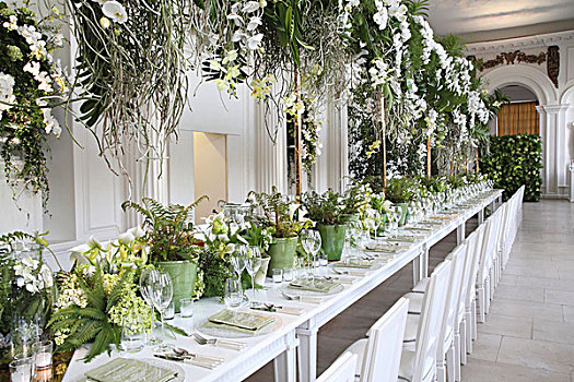 喜庆,婚宴餐桌,绿色,白花,安放,大厅