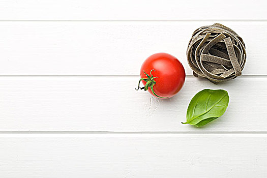 意大利干面条,意大利面,西红柿,罗勒叶