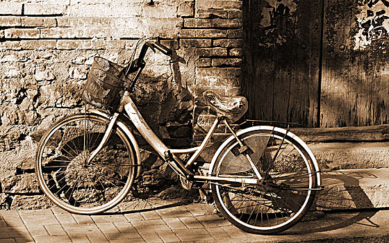 老房子门口前的旧自行车