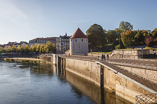 法国古典小镇的运河风景和历史建筑