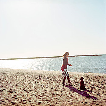 女人,狗,海滩