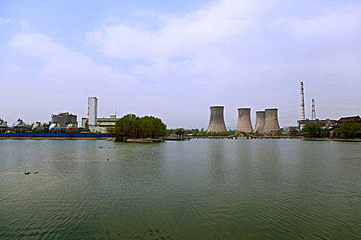 北京首钢中的湖泊和工业建筑
