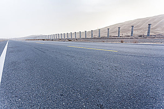 中国西部荒野道路