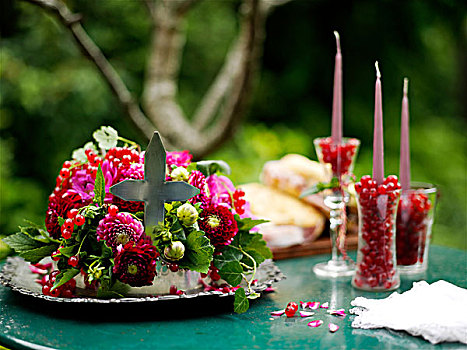 插花,玻璃杯,红醋栗,蜡烛,花园桌
