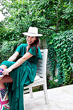 美女,戴着,绿色,连衣裙,帽子,坐,椅子,花园
