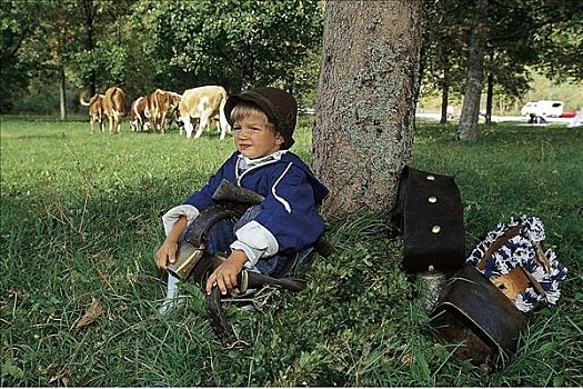 孩子,男孩,休息,传统服装,牛铃,民俗,乡村,巴伐利亚,德国,欧洲