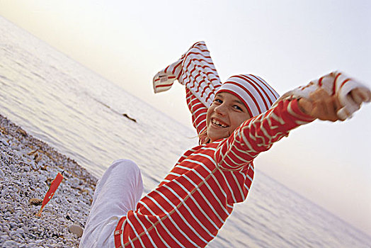 海滩,女孩,愉悦,活泼,孩子,7岁,衬衫,帽,头饰,坐,注视,肩部,有趣,高兴,海洋,远眺,地平线,黎明