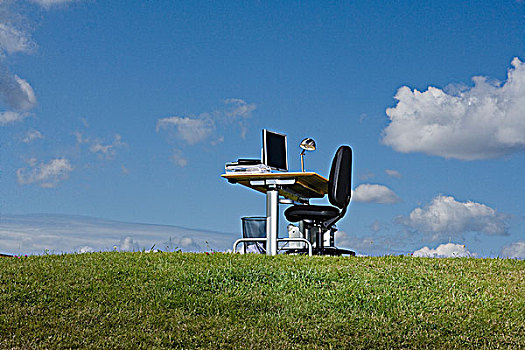 办公室,书桌,草丛,土地,蓝天