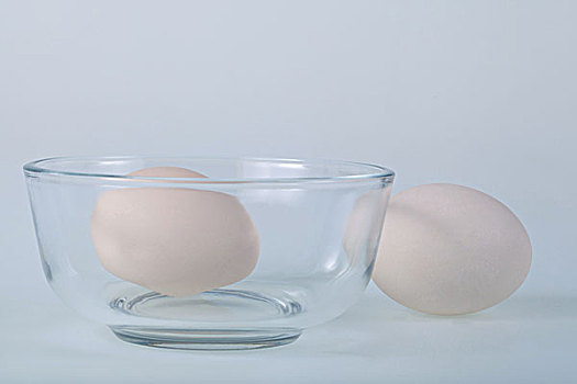 玻璃碗放着两个鸡蛋