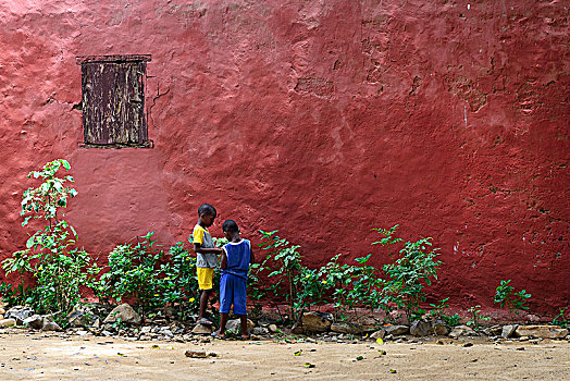 两个孩子,正面,红房,建筑,达喀尔,塞内加尔,非洲