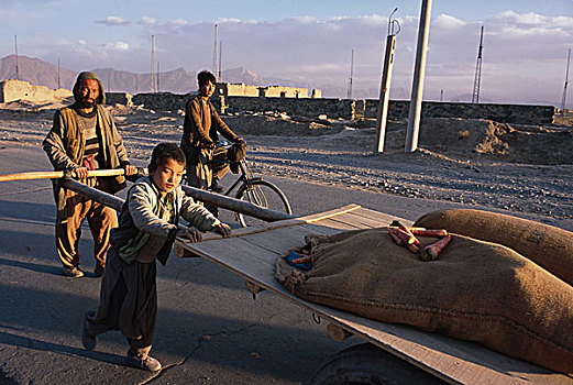 年轻,阿富汗,孩子,种族,父亲,推,手推车,装载,包,蔬菜,居民区,喀布尔
