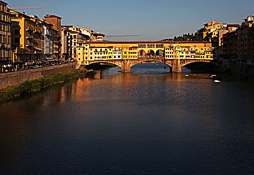 佛罗伦萨维琪奥桥,pontevecchio,横跨在阿尔诺河,arno,之上,是意大利最古老的石造封闭拱肩圆弧拱桥,佛罗伦萨著名的地标之一,维琪奥桥始建于距今1000多年前,今天所能见到的这座桥是134