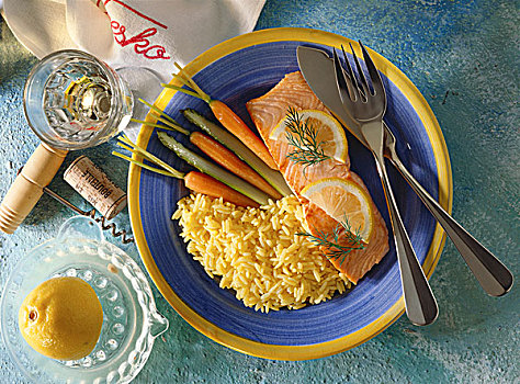 三文鱼片,米饭,胡萝卜,绿芦笋