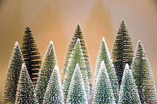 暖色环境中小型圣诞树雪松摆件的局部