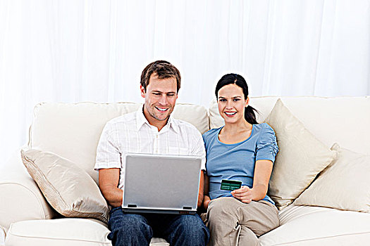幸福伴侣,网上购物,笔记本电脑,信用卡,沙发,在家