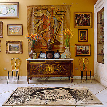 客厅,收集,20世纪,艺术,展示,墙壁,涂绘,暗色,黄色,老式,箱子,房子,雕塑,盘子