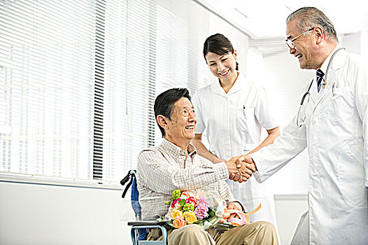 护理,老人,轮椅,拿着,花,握手,医生