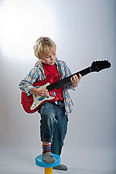 男孩,4-5岁,演奏,电吉他,玩具,吉他