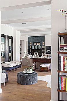 风景,宽,入口,客厅,灰色,软垫,软躺椅,木地板