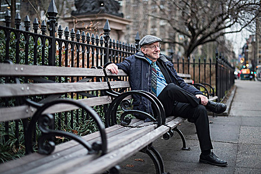 男人,坐,公园长椅,微笑,曼哈顿,纽约,美国