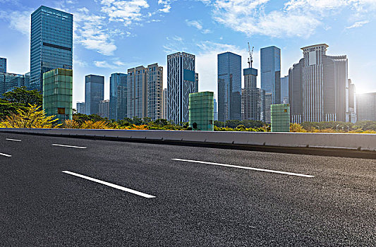 公路路面和城市建筑群