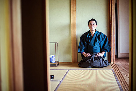 日本,男人,穿,和服,跪着,地板,榻榻米,茶道