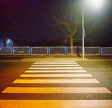 人行横道,夜晚