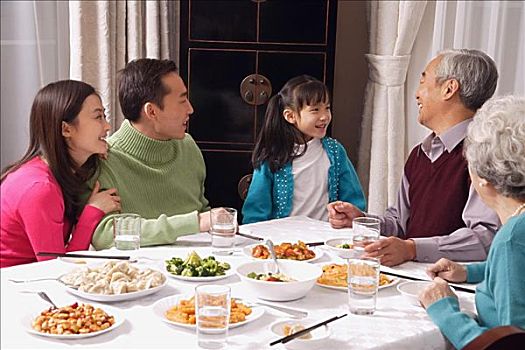 家庭,餐桌,传统食品,女孩,站立,靠近,爷爷