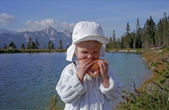 小女孩,吃,三明治,正面,高山湖,奥地利