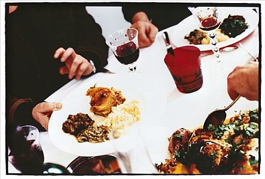 人,餐桌,拿着,盘子,鸡肉,米饭,蔬菜