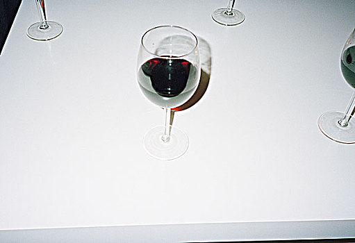 红酒杯,桌上