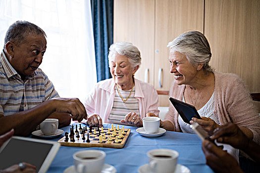 高兴,老人,朋友,玩,下棋,咖啡,桌子,养老院