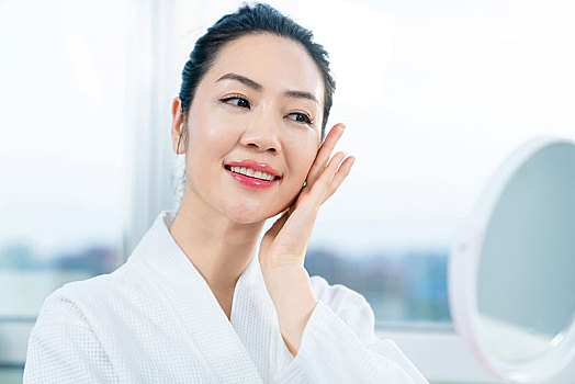 年輕女子照鏡子