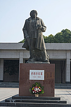 杨靖宇塑像