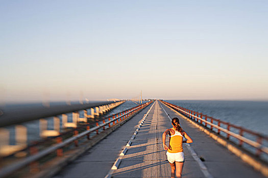 女人,跑,桥,上方,海洋,聚焦,后视图,佛罗里达礁岛群,美国