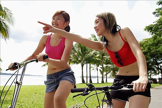 两个女人,自行车,一个,女人,指向